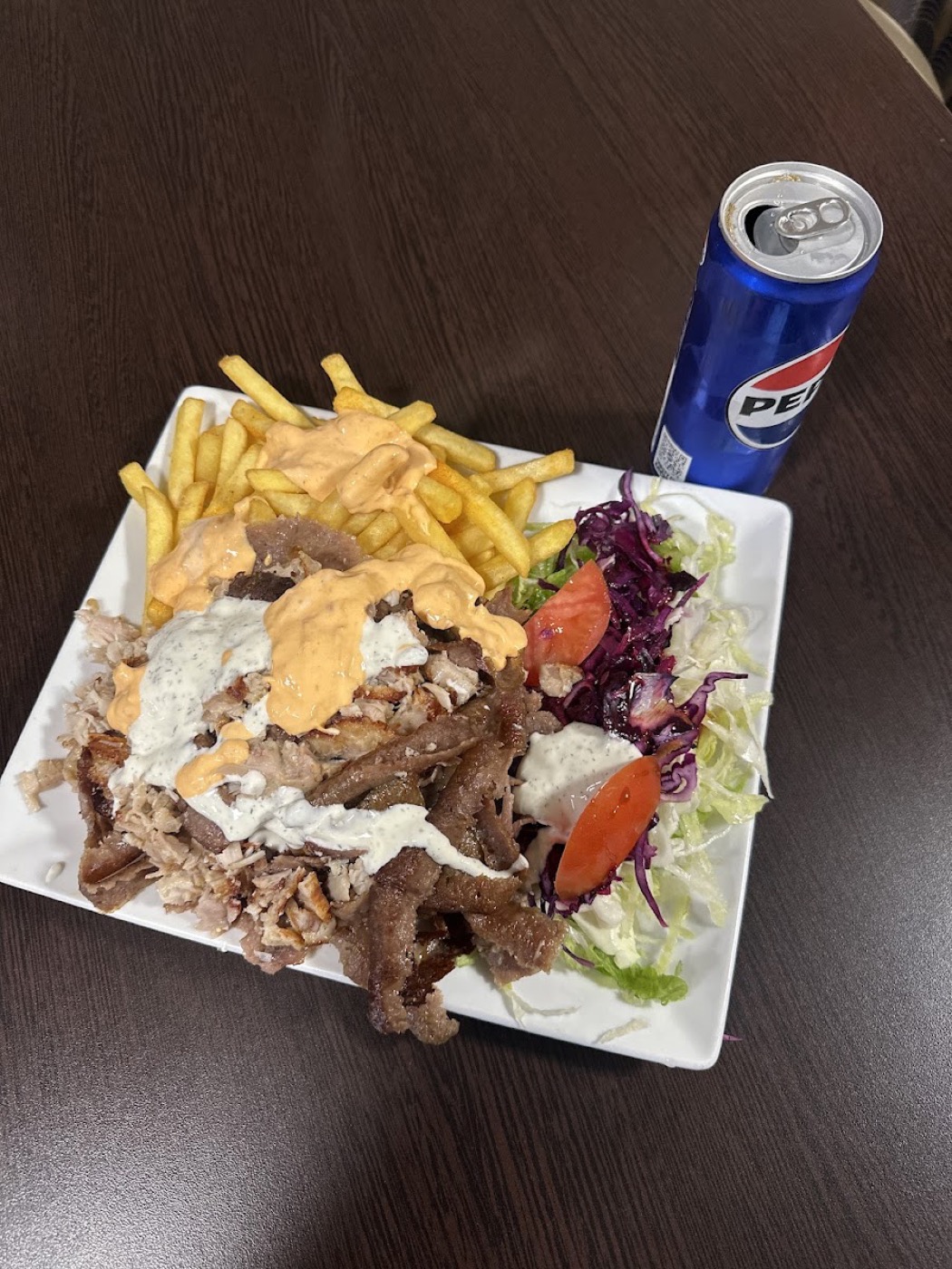 Dönerteller mit Fleisch, Pommes, Salat und Soßen bei City Grill Göppingen